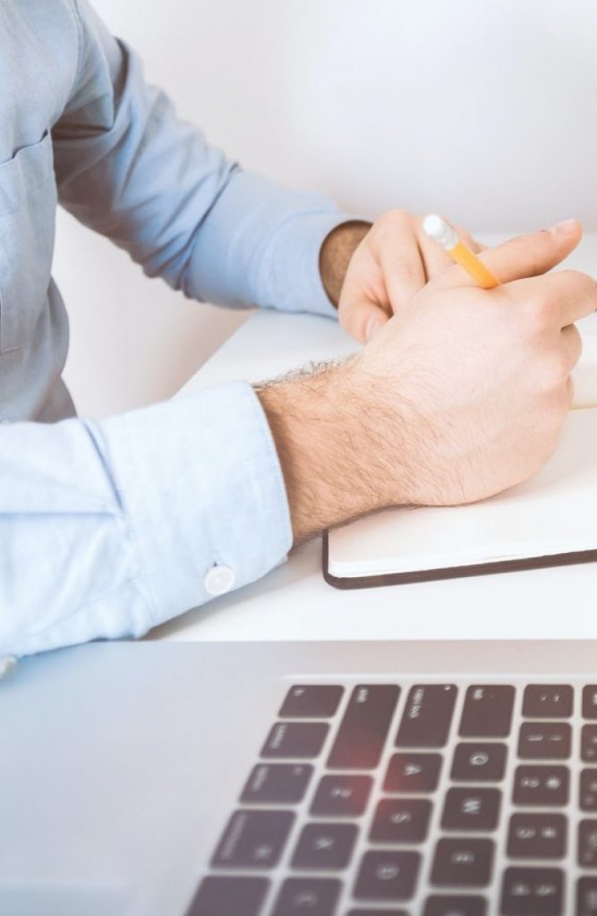 Hausverwalter Haende und Laptop